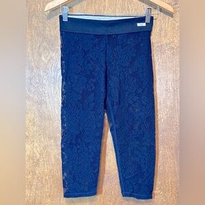 Abercrombie & Fitch (M) lace Y2K crop/capri leggings floral in navy, stretchy